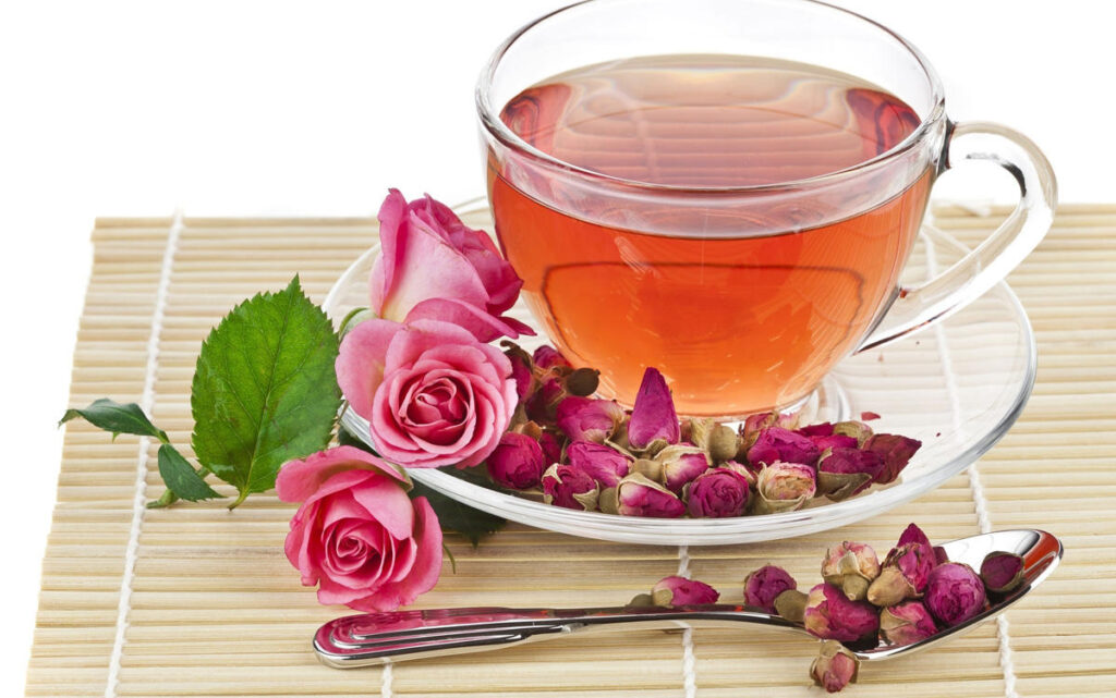 Чай из лепестков садовых роз